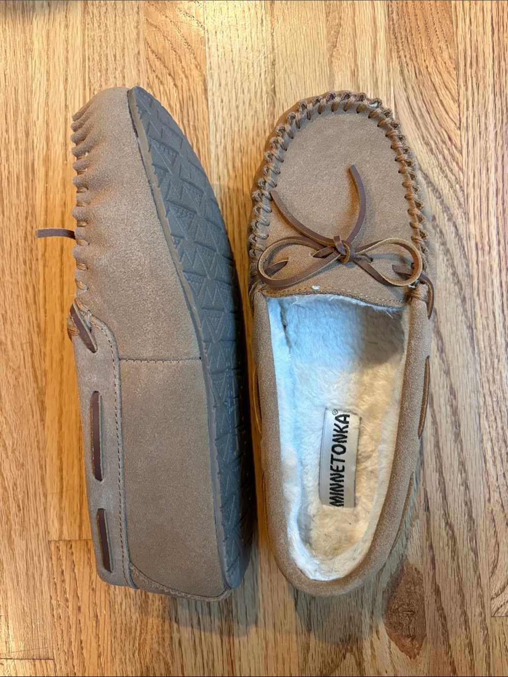 Minnetonka size 9 Tan Suede Moccasin Slippers with Faux-Fur Lining